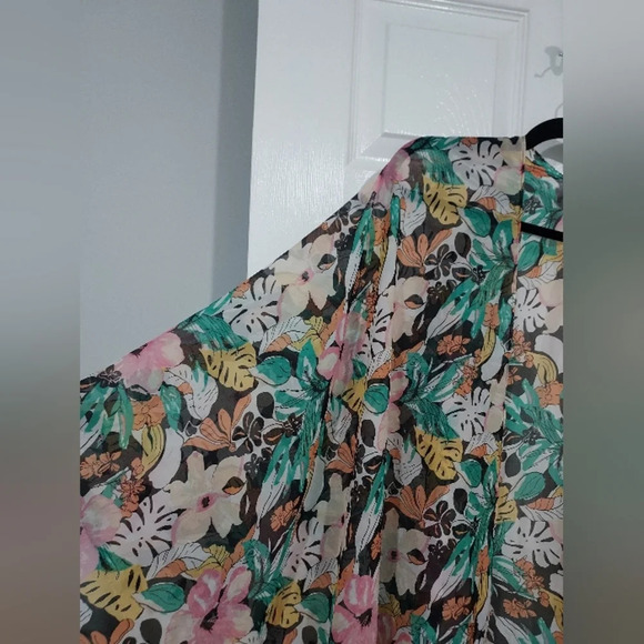 Lane Bryant Sheer Floral/Tropical Tasseled Scarf Ruana in Size One size - Picture 3 of 9